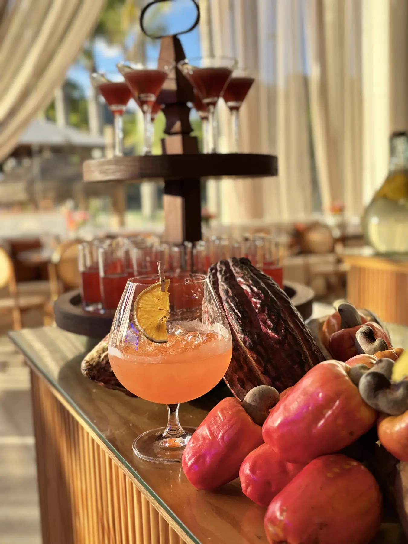 Coquetel Royale em uma composição com frutas
